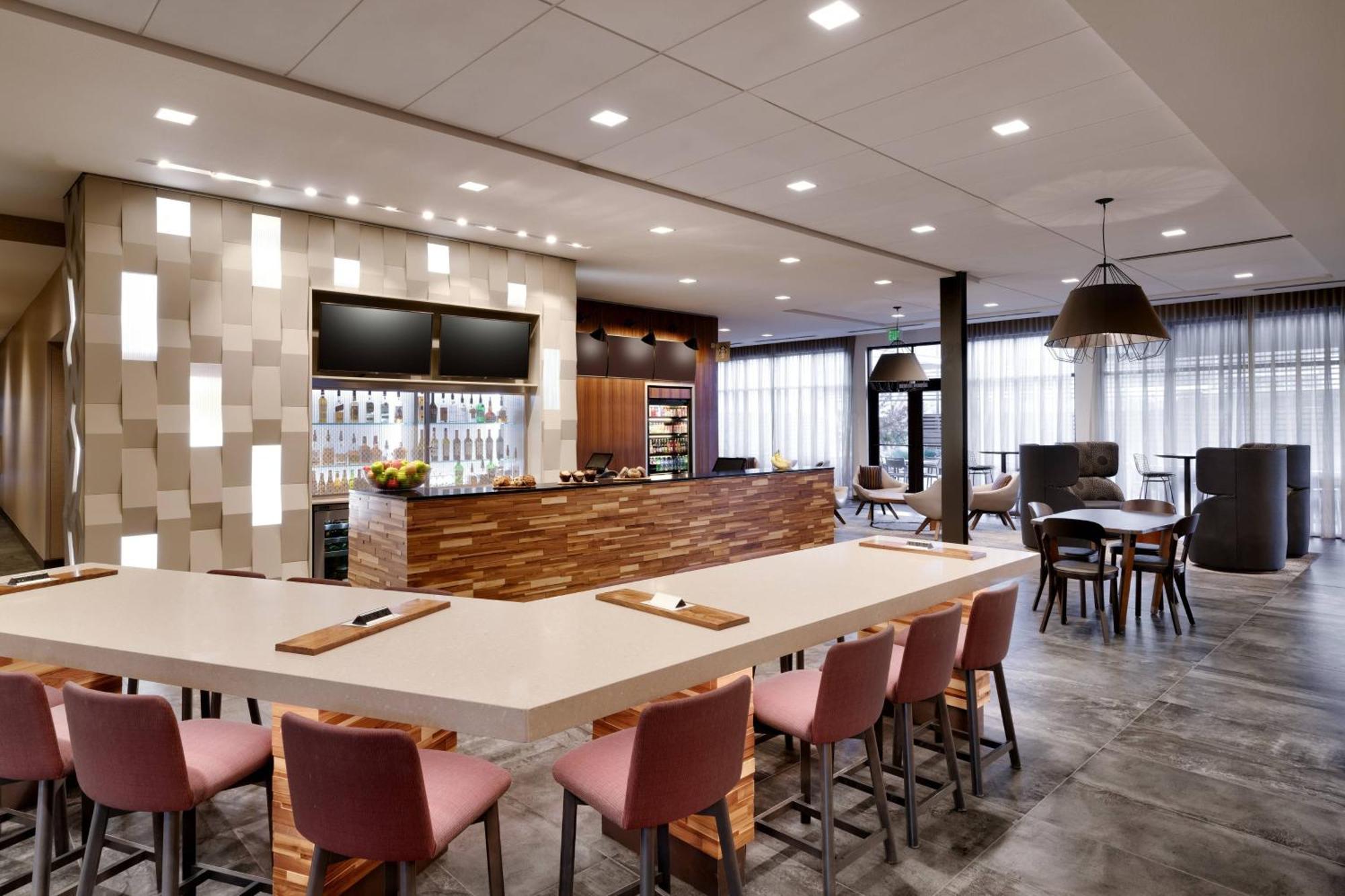 Courtyard By Marriott Cedar Stadt Exterior foto