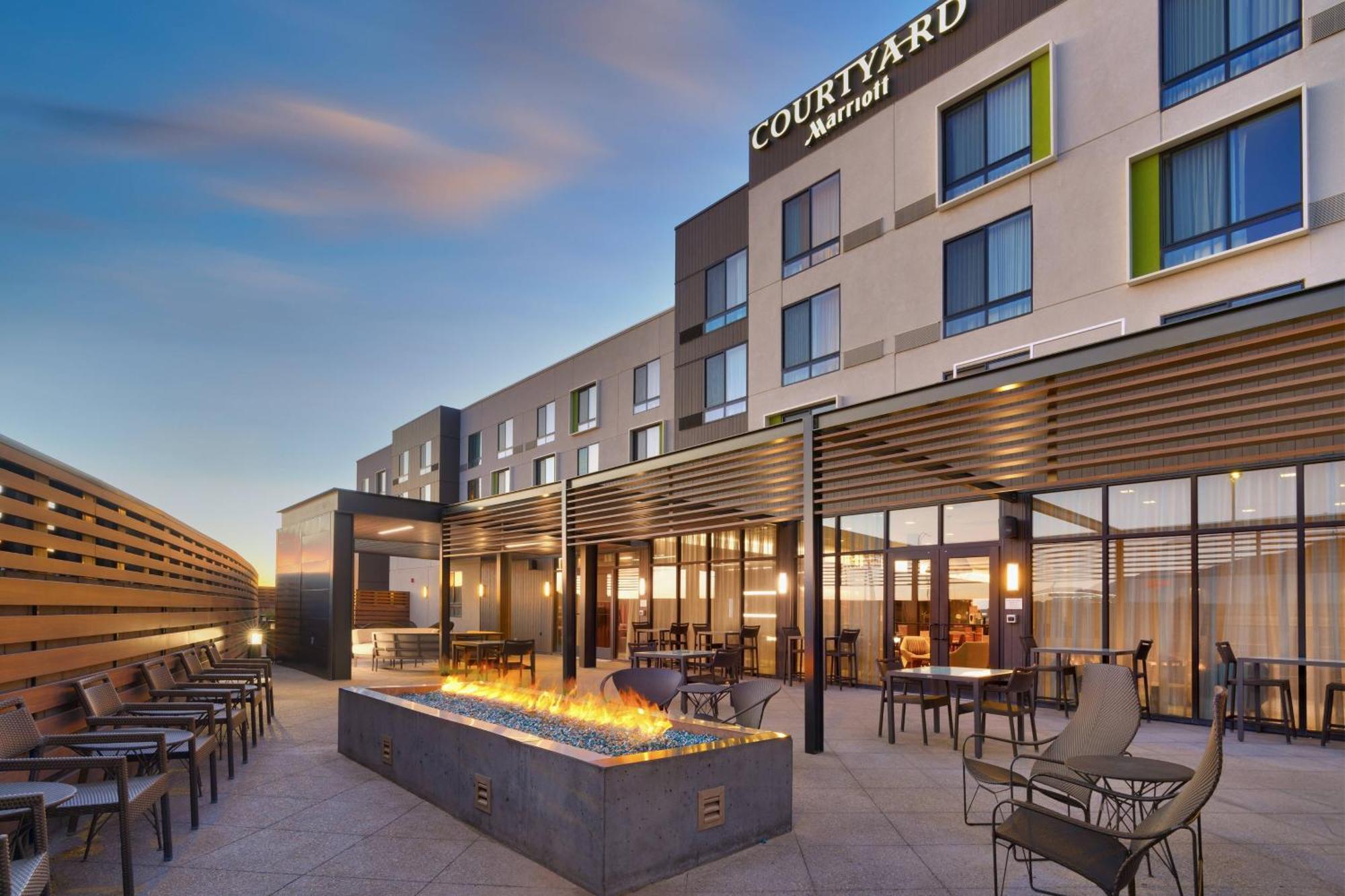 Courtyard By Marriott Cedar Stadt Exterior foto