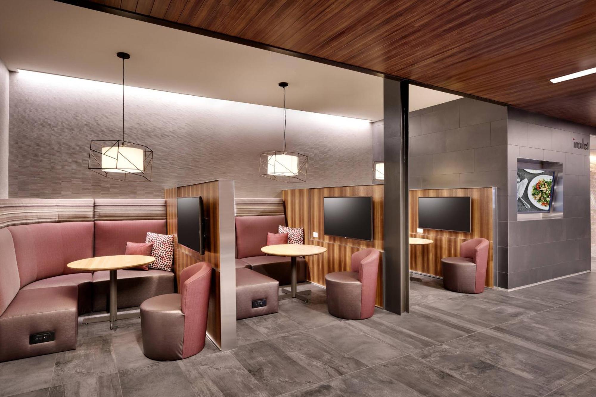 Courtyard By Marriott Cedar Stadt Exterior foto